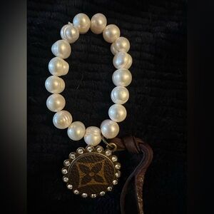 Upcycled Elegant Pearl Bracelet with Leather Accent
